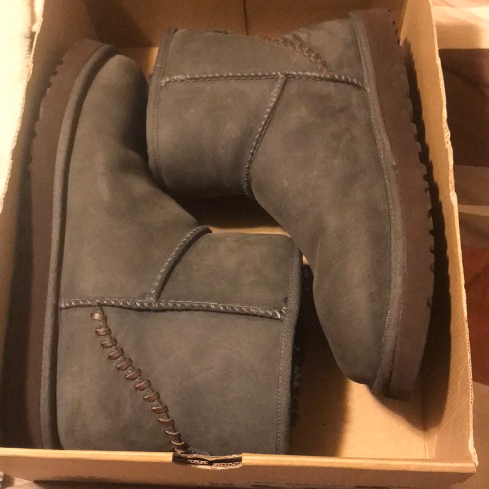 Ugg Men sz9 (woman’s 11) Water Res like new NWNV